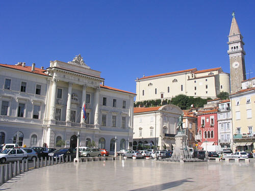 Plac Giuseppe Tartiniego w Piranie,: ratusz, statua Tartiniego, Wenecjanka (Benečanka), kościół św. Jerzego wraz z dzwonnicą