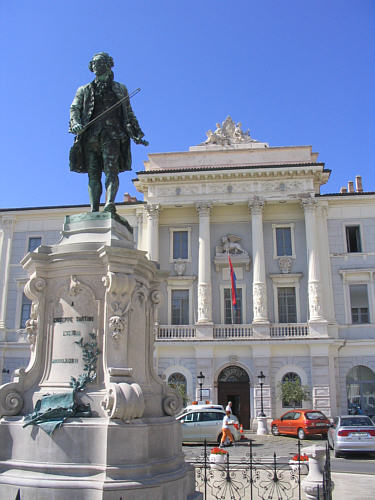 Piran: statua Giuseppe Tartiniego, z tyłu ratusz.