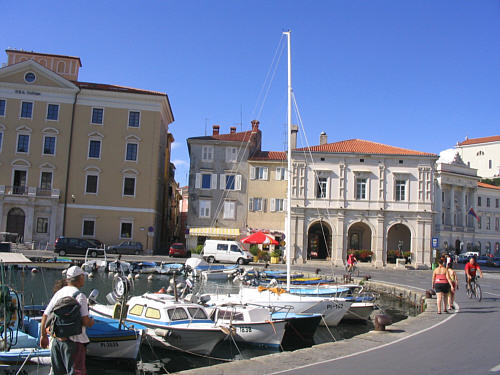 Marina w Piranie, w głębi brama św. Jerzego z podcieniami